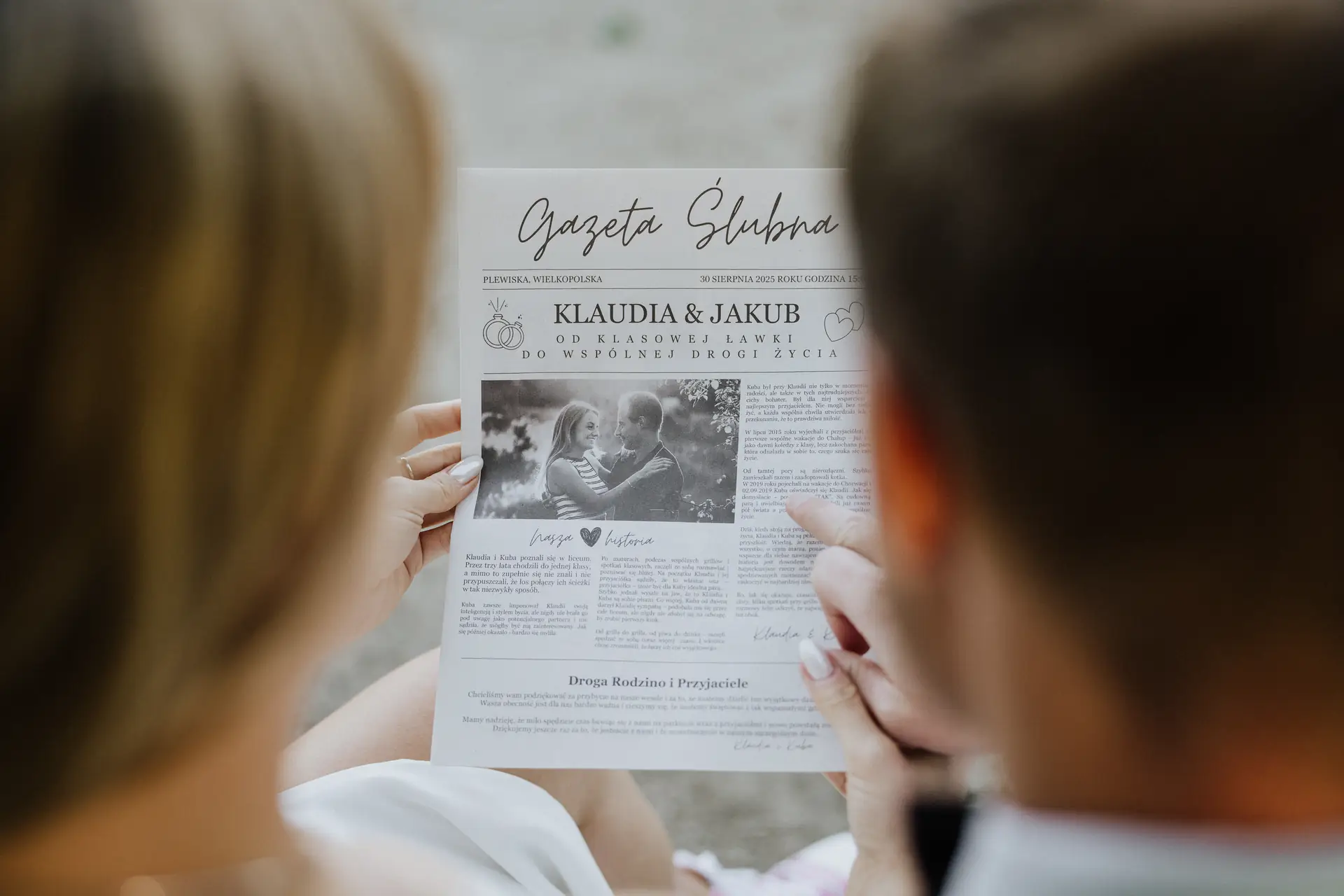 Gazeta weselna z darmowego szablonu po wydruku, pokazana jako gotowy egzemplarz.