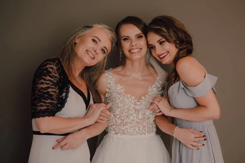 Sylwia i Jerzy z bliskimi podczas dnia ślubu