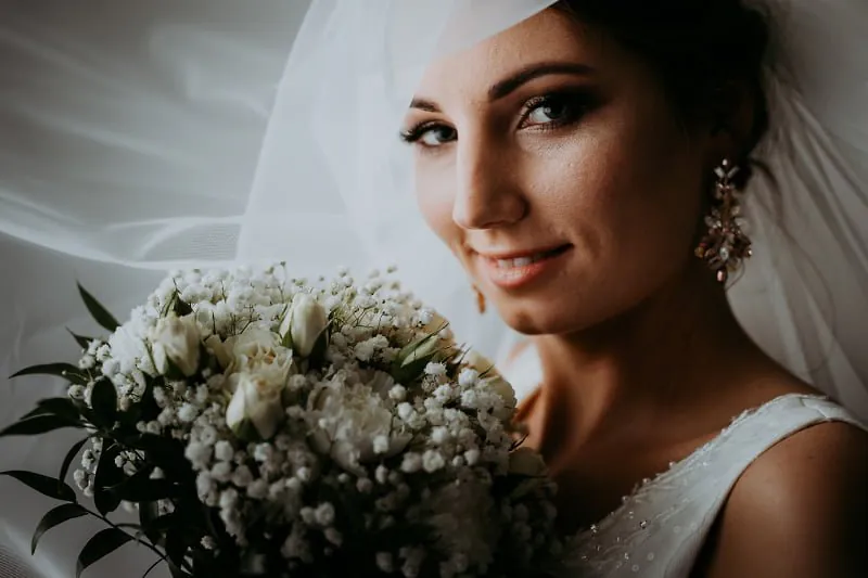 Kasia w welonie podczas reportażu ślubnego