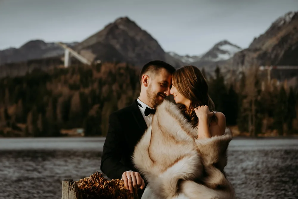 Para młoda w naturalnej fotografii ślubnej