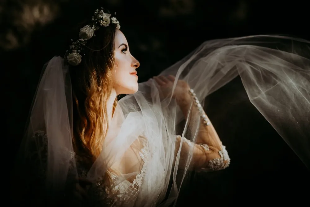 Czuły moment pary młodej w fotografii ślubnej