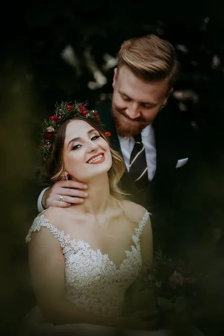 Romantyczne zdjęcie ślubne z bliskim gestem pary - zdjęcie 2 z galerii Allemedia