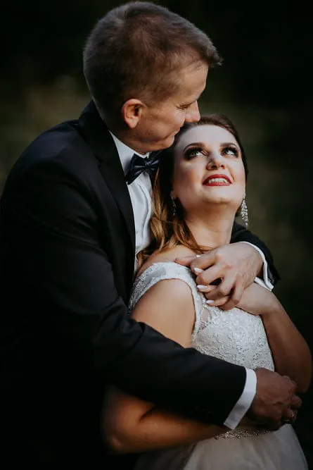 Naturalny portret pary młodej w plenerze - zdjęcie 1 z galerii Allemedia