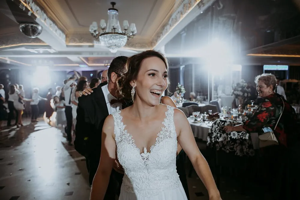 Anna i Konrad w naturalnym portrecie ślubnym