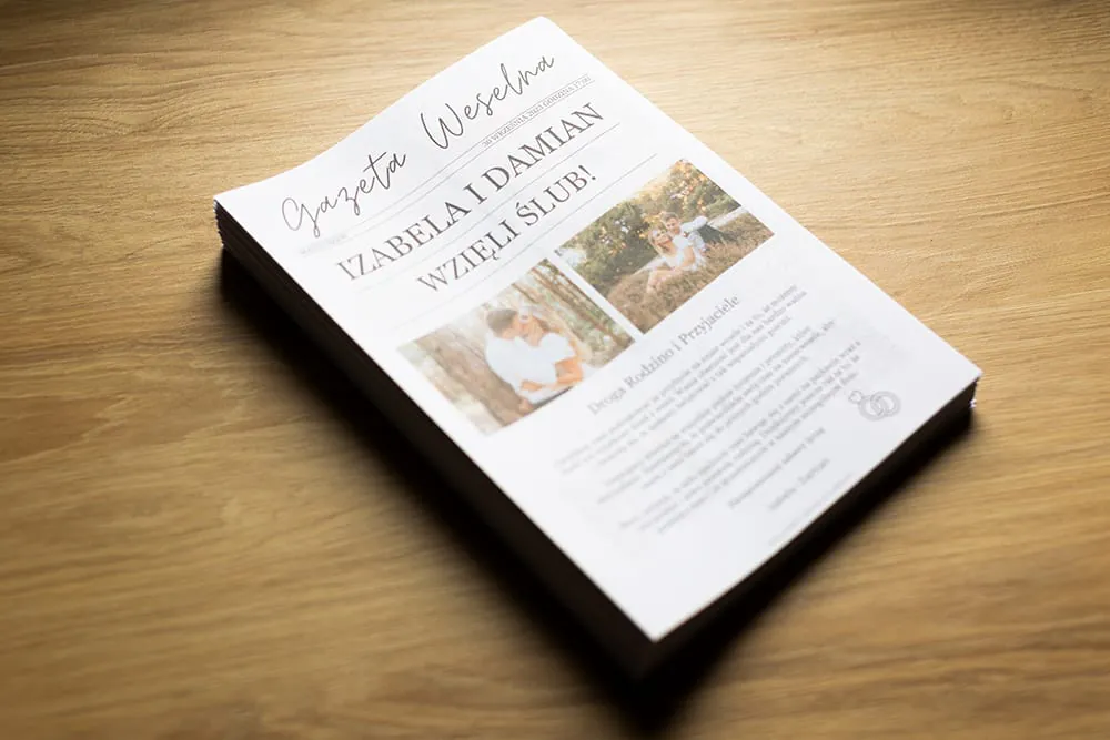 Gazeta weselna po wydruku, pokazana jako gotowy egzemplarz.