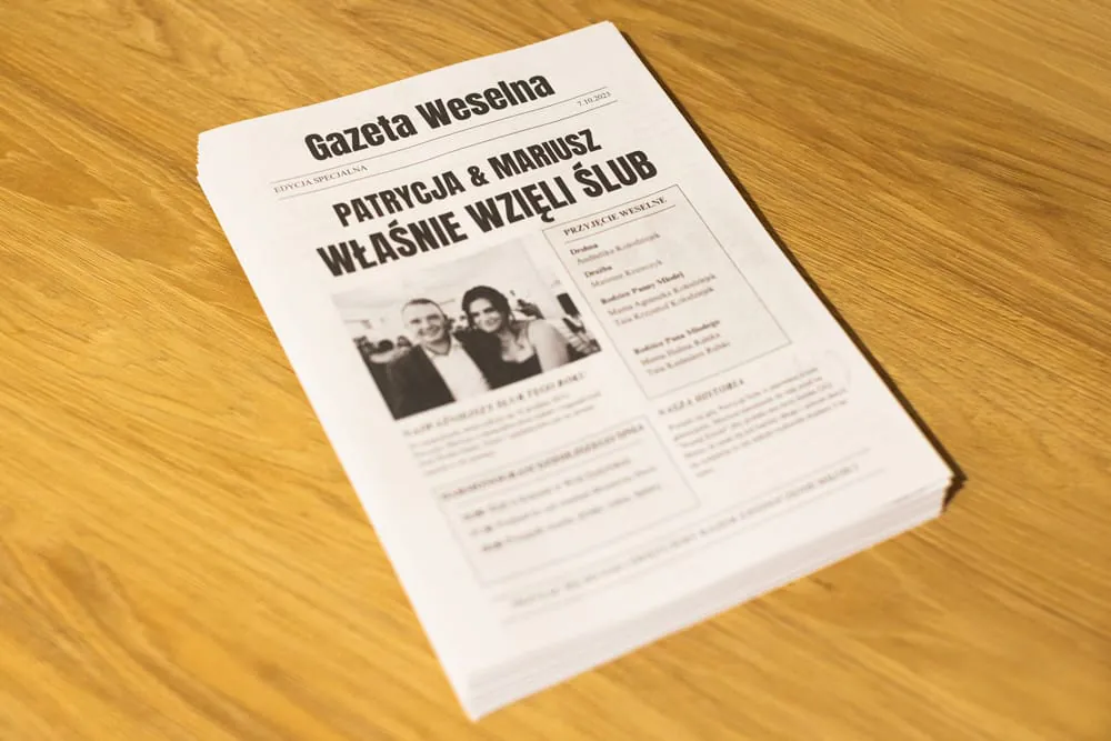Zbliżenie gotowej gazety weselnej po składaniu.
