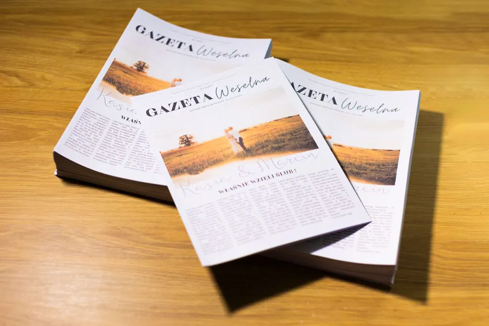 Detal druku gazety weselnej i złożenia papieru.