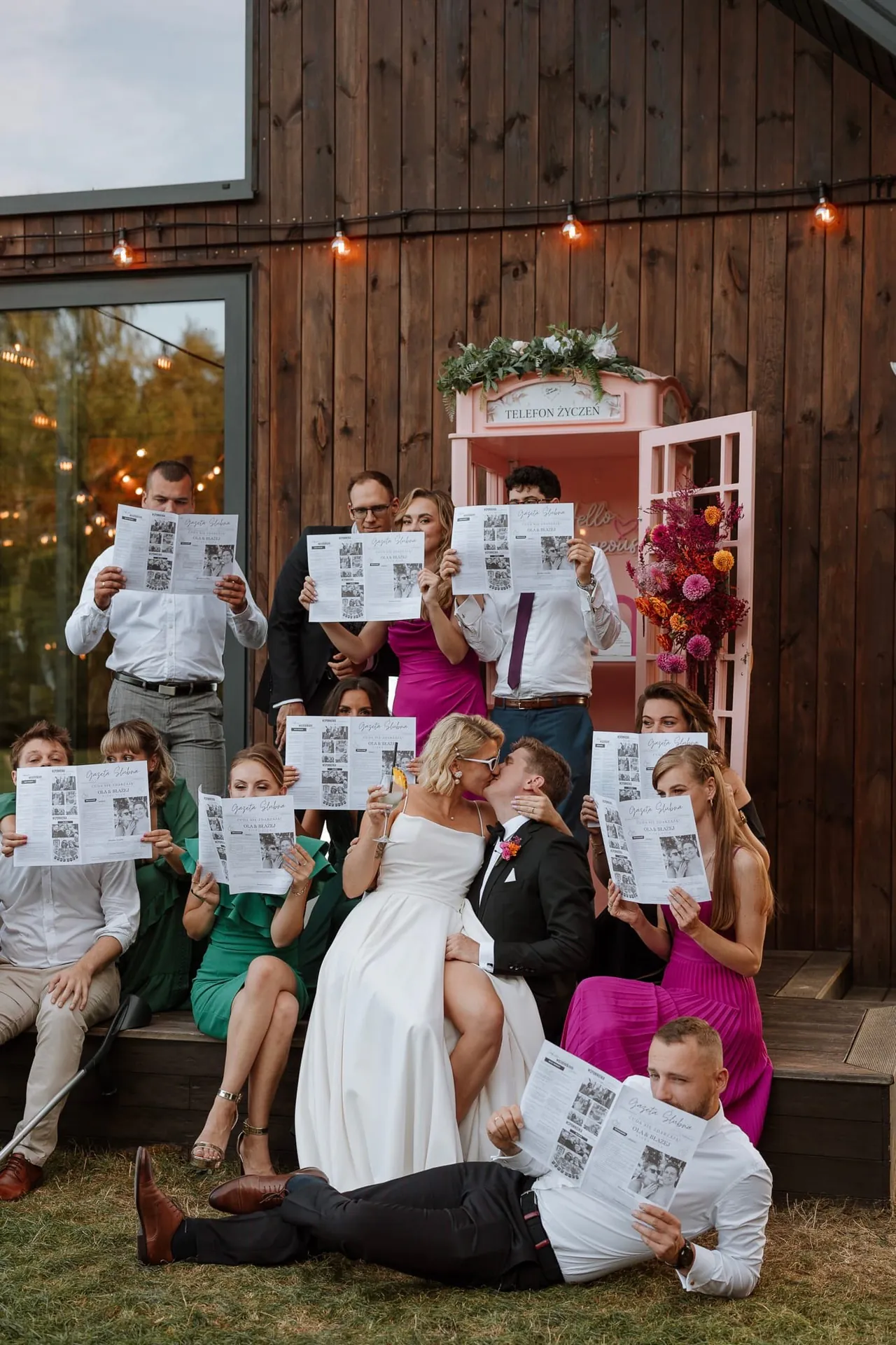 Gazeta weselna podczas uroczystości